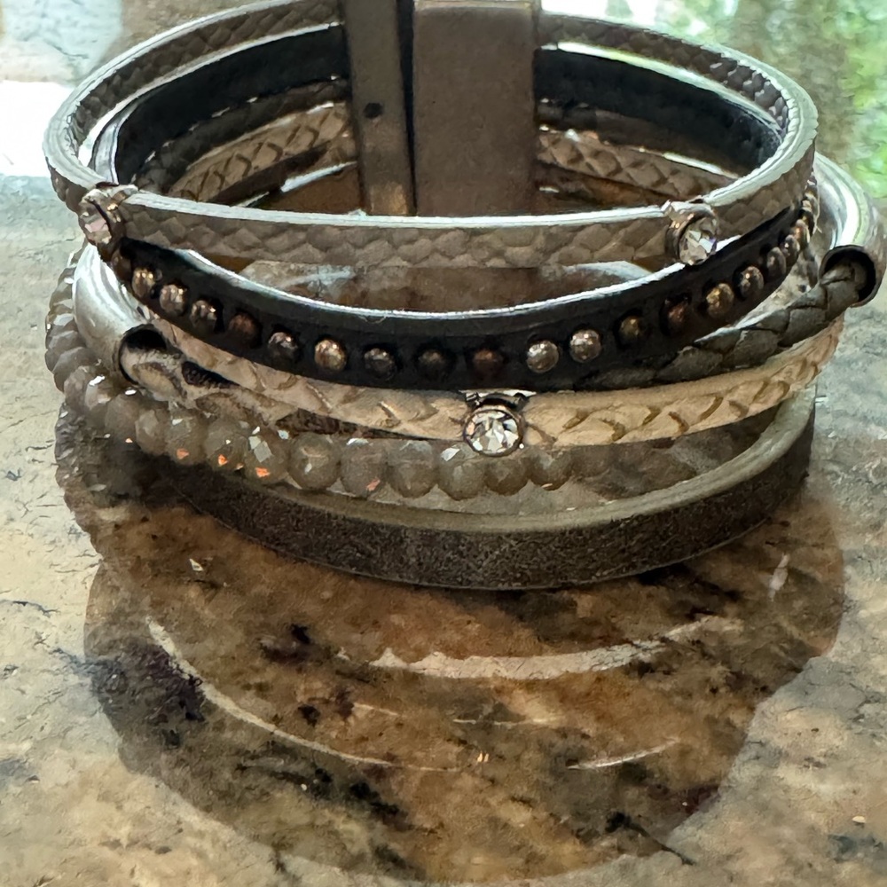 SAACHI Black and Gray Bracelet Set Modern Layered Design